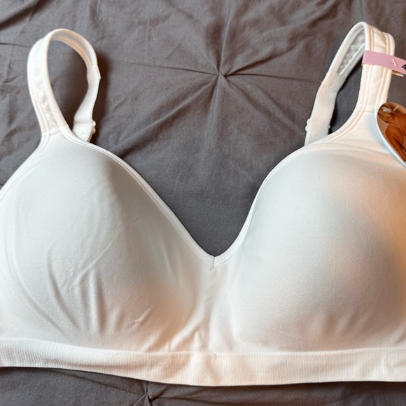 NWT Lot Of 4 BALI Cool Comfort White Bras 42D  Wide No Slip Straps Seamless - Picture 9 of 9